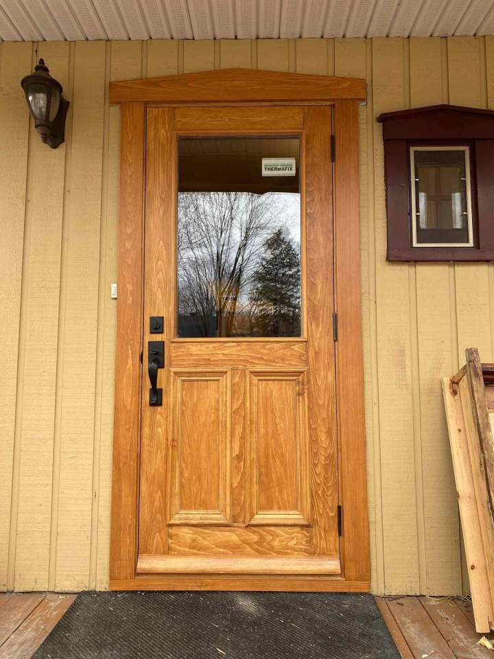 Porte stylée en bois à Lévis